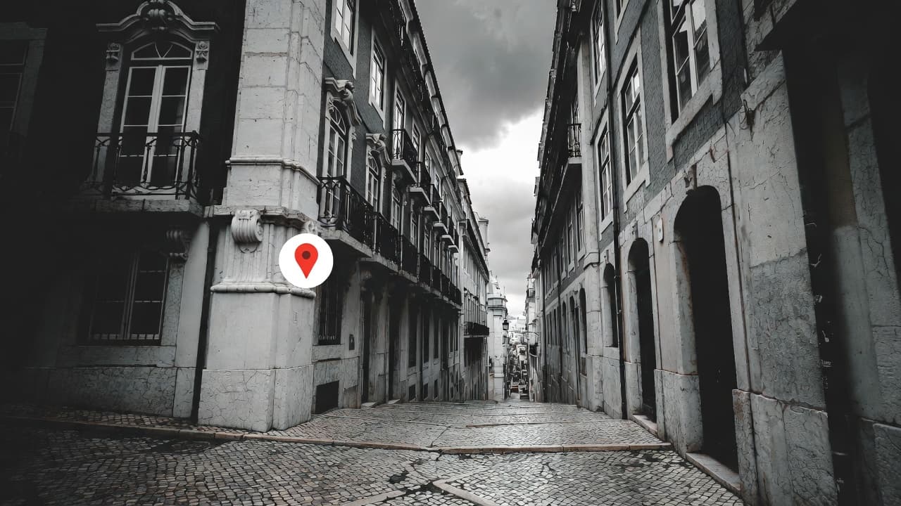 Rua do centro de Lisboa a preto e branco, com um marcador na localização do escritório